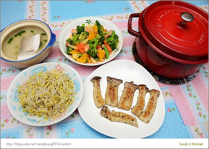 【晚餐】Staub鑄鐵鍋麻油雞飯．什錦蔬菜炒蝦仁．香煎杏鮑菇．清炒綠豆芽．虱目魚肚湯