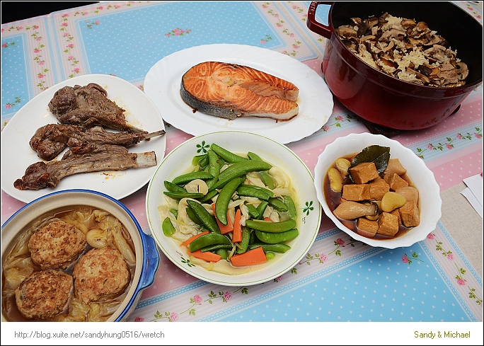 【晚餐】迷迭香羊排．香滷皇帝豆杏鮑菇豆干．清炒甜豆．香煎鮭魚排．紅燒獅子頭湯．鑄鐵鍋之全米酒麻油豬柳飯